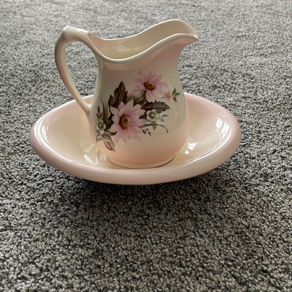 Vintage Arnel’s pitcher and basin set